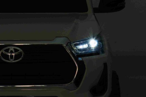 Toyota Hilux na akumulator dla dzieci Biały + Napęd 4x4 + Pilot + 2 bagażniki + Radio MP3 + LED Toyota Hilux na akumulator dla dzieci Biały + Napęd 4x4 + Pilot + 2 bagażniki + Radio MP3 + LED