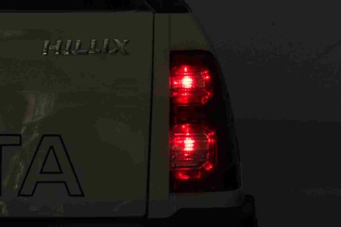 Toyota Hilux na akumulator dla dzieci Biały + Napęd 4x4 + Pilot + 2 bagażniki + Radio MP3 + LED Toyota Hilux na akumulator dla dzieci Biały + Napęd 4x4 + Pilot + 2 bagażniki + Radio MP3 + LED