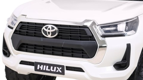 Toyota Hilux na akumulator dla dzieci Biały + Napęd 4x4 + Pilot + 2 bagażniki + Radio MP3 + LED Toyota Hilux na akumulator dla dzieci Biały + Napęd 4x4 + Pilot + 2 bagażniki + Radio MP3 + LED