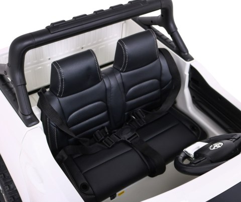 Toyota Hilux na akumulator dla dzieci Biały + Napęd 4x4 + Pilot + 2 bagażniki + Radio MP3 + LED Toyota Hilux na akumulator dla dzieci Biały + Napęd 4x4 + Pilot + 2 bagażniki + Radio MP3 + LED