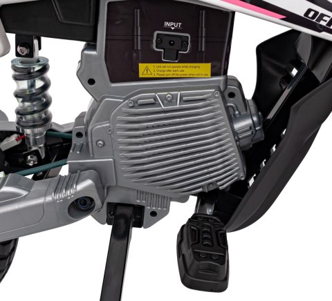 Motor PANTONE 361C na akumulator dla dzieci Różowy + Panel audio + Wolny Start + Koła EVA Motor PANTONE 361C na akumulator dla dzieci Różowy + Panel audio + Wolny Start + Koła EVA