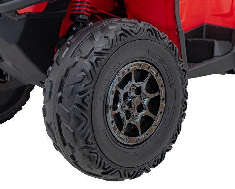 Quad Can Am Outlander ATV z Pilotem Czerwony Quad Can Am Outlander ATV z Pilotem Czerwony