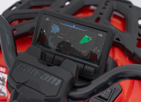 Quad Can Am Outlander ATV z Pilotem Czerwony Quad Can Am Outlander ATV z Pilotem Czerwony