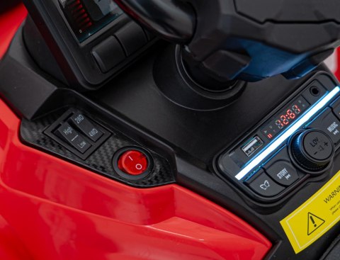 Quad Can Am Outlander ATV z Pilotem Czerwony Quad Can Am Outlander ATV z Pilotem Czerwony