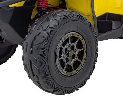Quad Can Am Outlander ATV z Pilotem Żółty Quad Can Am Outlander ATV z Pilotem Żółty