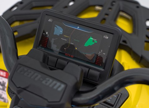 Quad Can Am Outlander ATV z Pilotem Żółty Quad Can Am Outlander ATV z Pilotem Żółty
