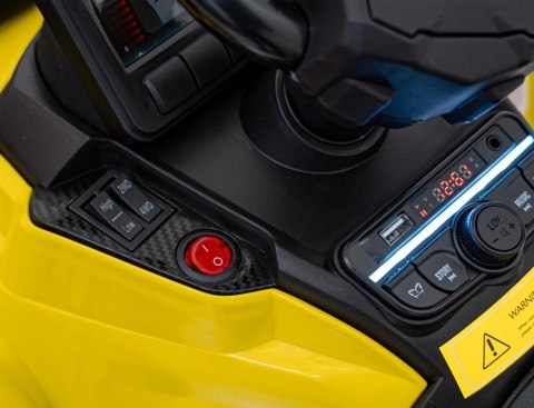 Quad Can Am Outlander ATV z Pilotem Żółty Quad Can Am Outlander ATV z Pilotem Żółty