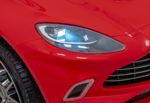 Aston Martin DBX na akumulator dla dzieci Czerwony + Pilot + EVA + Pasy + Wolny Start + Audio LED Aston Martin DBX na akumulator dla dzieci Czerwony + Pilot + EVA + Pasy + Wolny Start + Audio LED