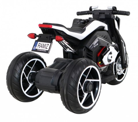 Motor Future na akumulator dla dzieci Biały + Panel audio + Wolny Start + Koła EVA Motor Future na akumulator dla dzieci Biały + Panel audio + Wolny Start + Koła EVA