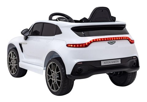 Aston Martin DBX na akumulator dla dzieci Biały + Pilot + EVA + Pasy + Wolny Start + Audio LED Aston Martin DBX na akumulator dla dzieci Biały + Pilot + EVA + Pasy + Wolny Start + Audio LED